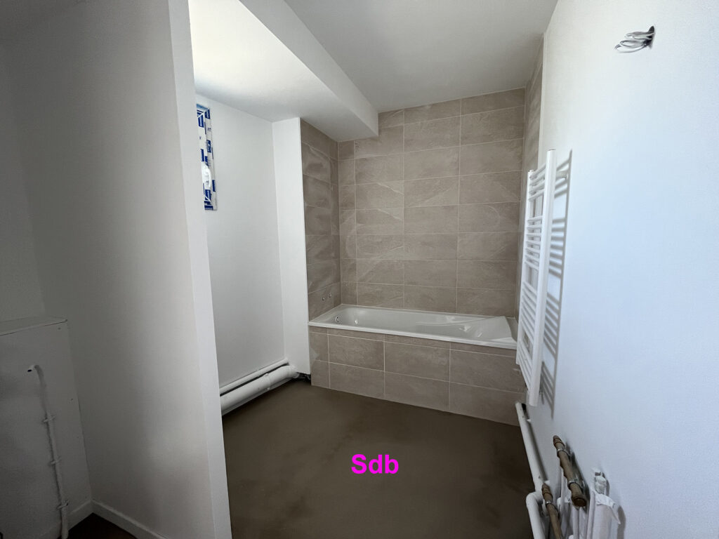Salle de bain de la maison M4 à Orgères